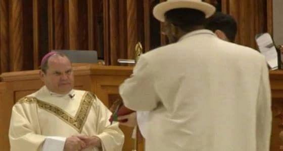 بالفيديو.. قس ينال لكمة مفاجئة من أحد الحاضرين أثناء الصلاة في الكنيسة!