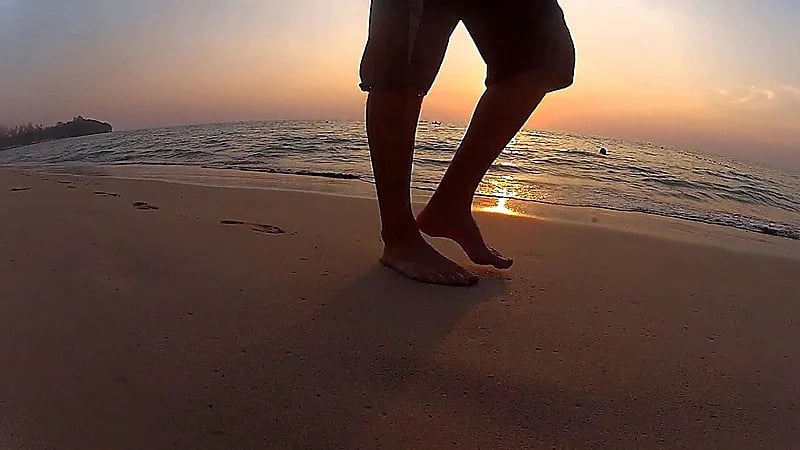 استشاري : المشي على الرمل حافيًا ليس له فائدة
