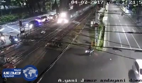 بالفيديو.. نجاة سيدة وطفلها من الدهس بطريقة مدهشة