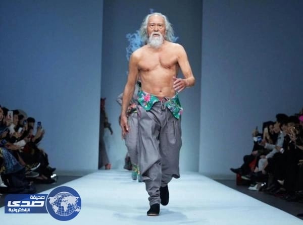 بالفيديو:..ثمانيني صيني يمتهن عرض الأزياء