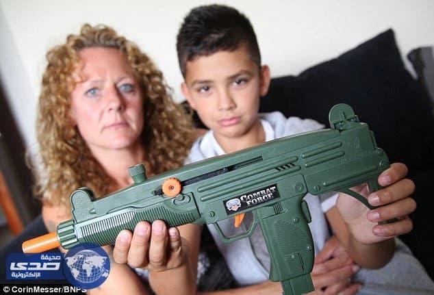 مروحية ودورية شرطة تٌطارد طفلاً بسبب " عسكر وحرامية "