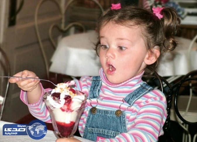 بالصورة.. مصرية تمنع ابنتها من تناول الطعام بطريقة قاسية