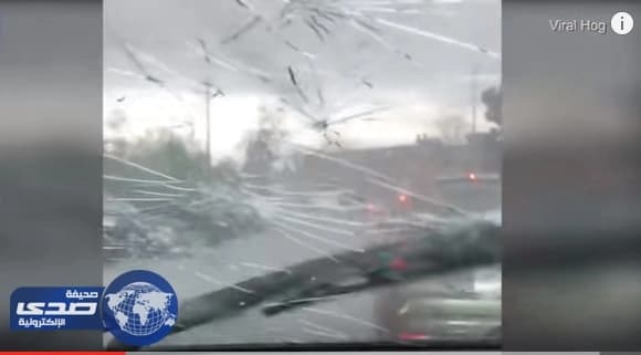 بالفيديو.. احتجاز أم وأطفالها داخل سيارة بسبب عاصفة من البَرَد