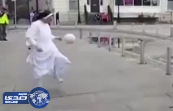 بالفيديو.. راهبة تستعرض مهارتها في لعبه كرة القدم مع شرطي