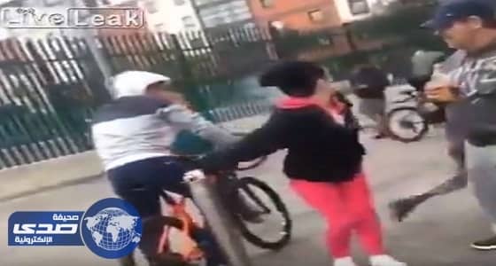 بالفيديو.. شاب متهور يشعل النيران في ملابس فتاة