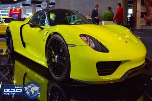 بالفيديو.. سيارة بورش 918 سبايدر بلون أخضر حمضي نادر