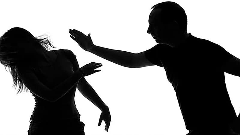 طالب يصفع زميلته أمام المدرسة لسبب غير متوقع