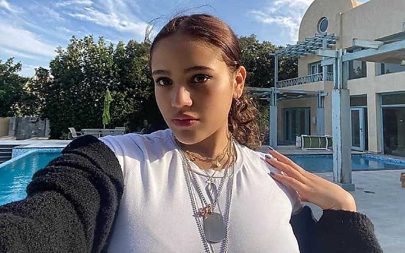 جنا عمرو دياب تتألق في صورة عفوية أمام الأهرامات