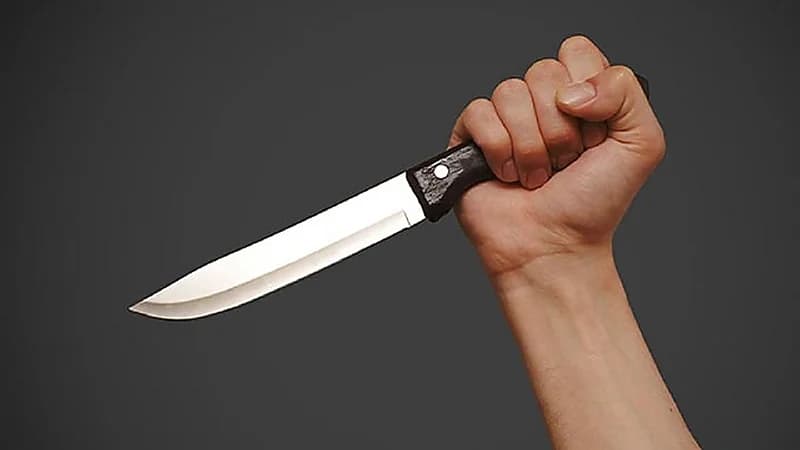 امرأة تتفق مع رجل على شق بطن صديقتها الحامل