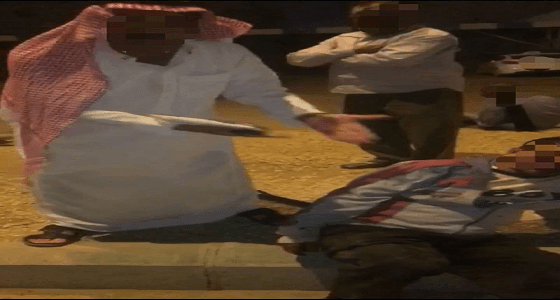 بعد توثيق مواطن للإعتداء.. شرطة الرياض تطيح بشبان إعتدوا على عمالة