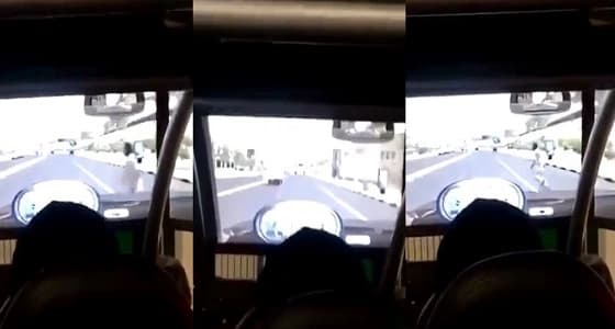 بالفيديو.. فتاة تقود سيارة تقطع إشارة مرورية وتصدم شخصا