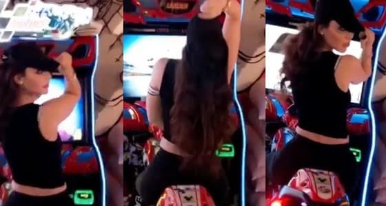 بالفيديو.. رقص مثير للفنانة قمر على دراجة يثير الجدل بمواقع التواصل