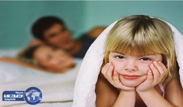 التصرف الصحيح عند رؤية الأبناء لكما في وضع حميم