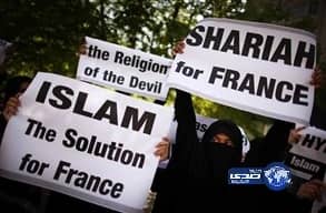 فرنسيون ينزعون حجاب كويتية وابنتها فى باريس