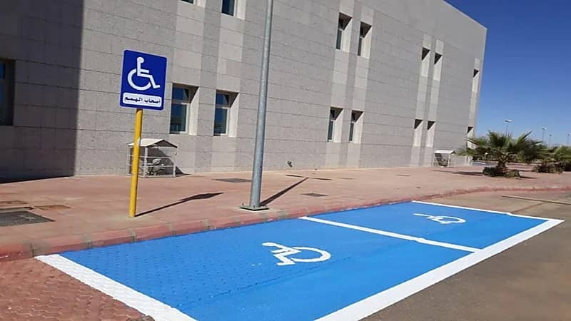 المرور: ضبط 2847 مركبة مخالفة متوقفة في أماكن ذوي الإعاقة