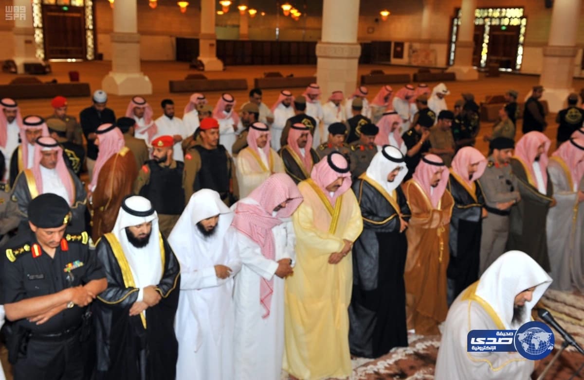 نائب أمير منطقة حائل يتقدم جموع المصلين على شهيد الواجب الجندي أول العتيبي