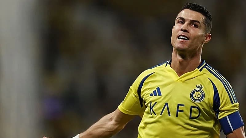 5 لاعبين من الأهلي يتسابقون على قميص رونالدو بعد الكلاسيكو