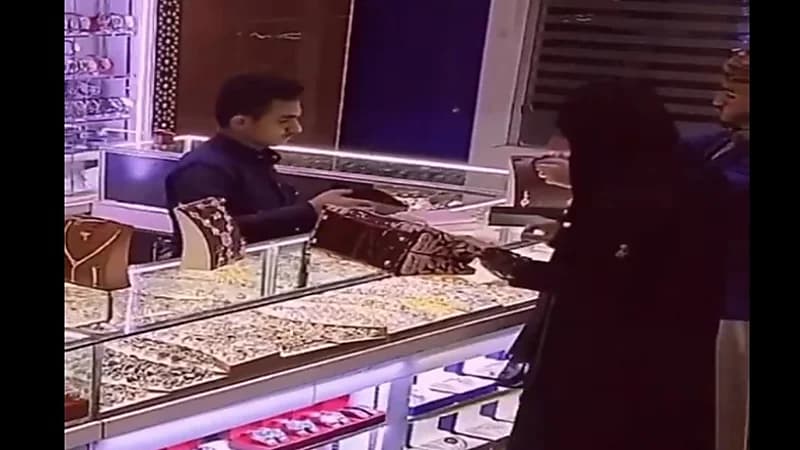 شاهد.. امرأة منتقبة تغفل بائع في محل مجوهرات وتسرق حزام ذهب