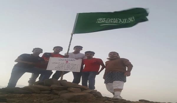 بالصور .. مجموعة شباب يتسلقون قمة جبل " الأخدع " بالعرضيات