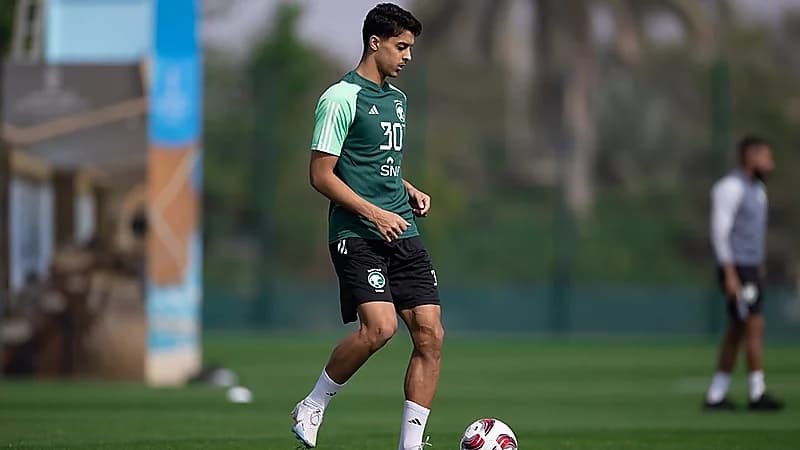 الأخضر يواصل برنامجه التدريبي في قطر