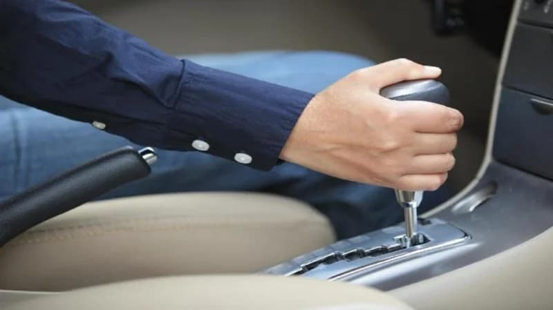 ماذا يحدث إذا تم نقل ناقل السرعة من D إلى p أثناء القيادة ؟