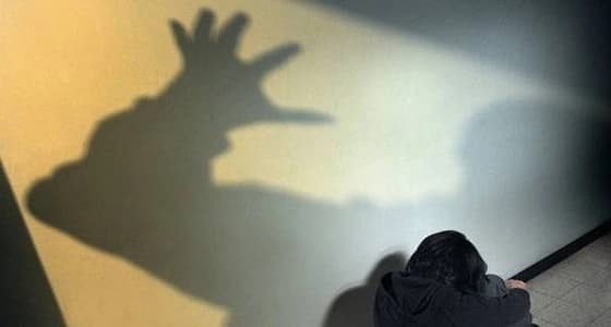 كاميرا المراقبة تفضح معلم ستيني انتهك براءة طفلة