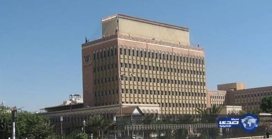 بالفيديو .. أحد أفراد الدفاع المدني ينقذ مقيماً باكستانياً قبل أن يجرفه السيل