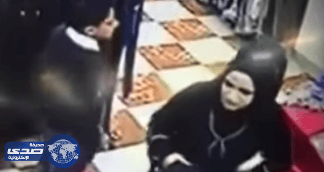 بالفيديو.. عراقية تستغل جمالها لسرقة محل ملابس