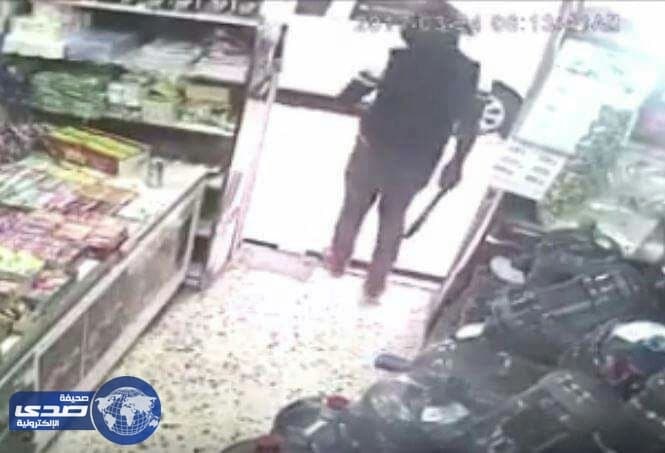 بالفيديو.. لصوص يحملون سواطير يسرقون بقالة بالرياض