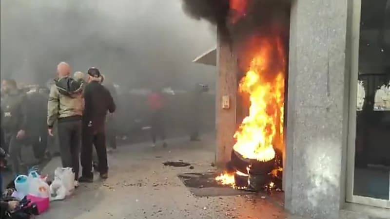 شاهد.. لبنانيون يضرمون النيران بالمصارف رفضاً لإقرار قانون كابيتال كونترول