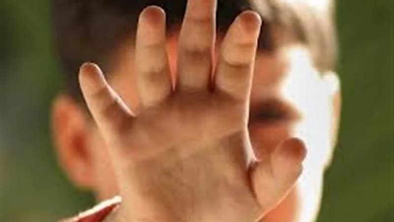 أم تعذب طفلها بالنار لإجباره على التسول