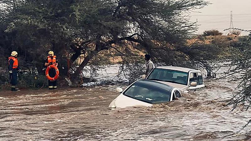 مدني الطائف ينقذ أشخاص احتجزوا في سيل داخل مركبتين