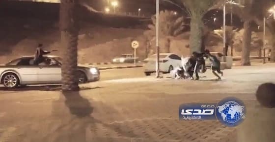 بالفيديو.. شباب يتقمصون دور "تشكيل عصابي" يطلق النار على المارة