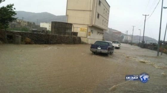 الدفاع المدني يفك حجز سيارتين بالطائف