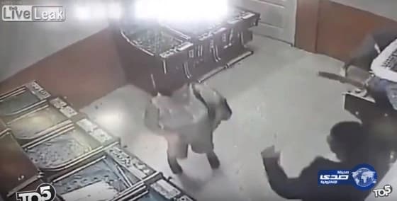 فيديو.. كاميرا ترصد غاضباً من امرأة ينقضّ ويقطع يدها بساطور