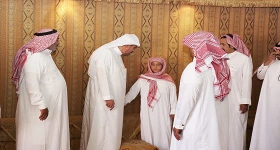 اللواء منصور الشدي ينقل تعازي وزير الداخلية لأسرة الشهيد مجزع الشمري