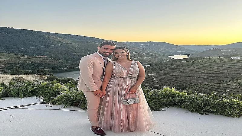 محترف الهلال وزوجته في حفل زفاف نجم البرتغال .. صورة