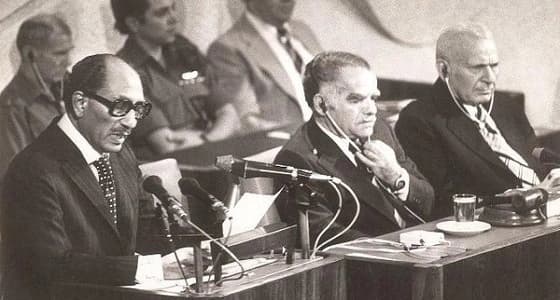 " السادات " لـ " جولدا مائير " : " إنتي أجدع رجل في إسرائيل "