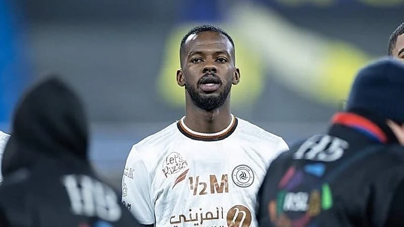 الشباب يعلن موقفه من رحيل مدافعه تمبكتي