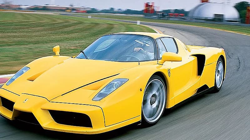 بالفيديو.. سباق قوي بين فيراري انزو ضد مازيراتي MC12