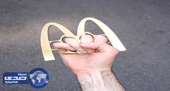 بالصور.. فنان أمريكي يحول العلامات التجارية إلى أسلحة