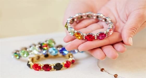 بالصور .. الفصوص الملونة موضة إكسسوارات ربيع 2018