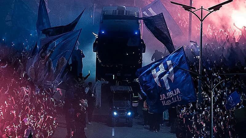 الصحف العالمية تتغنى باسم الهلال: الزعيم  يُعذب باختاكور.. صور