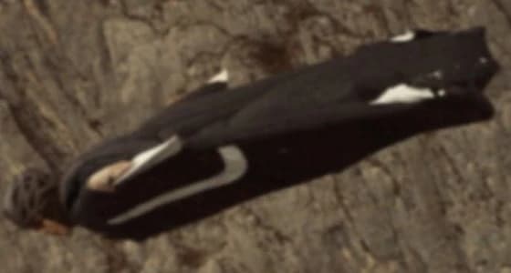 بالصورة.. " جاتها إشارة وقامت تلبي النداء ".. سعودية تطير بعباءتها السوداء