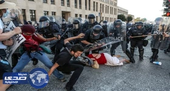 بالصور.. الشرطة الأمريكية تمارس السحل والعنف على متظاهرين