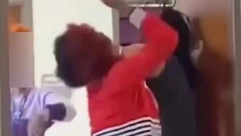 طالبة تعتدي على معلمتها وتطرحها أرضاً