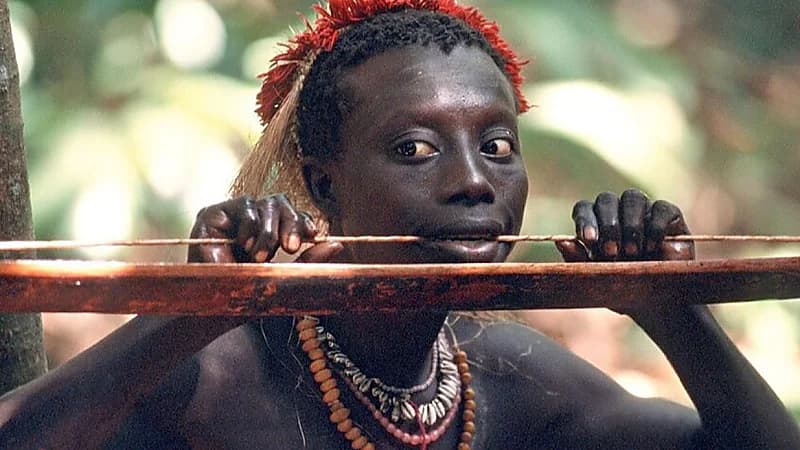 سائح ينجو من موت محقق بهدية غريبة لـ قبيلة منعزلة