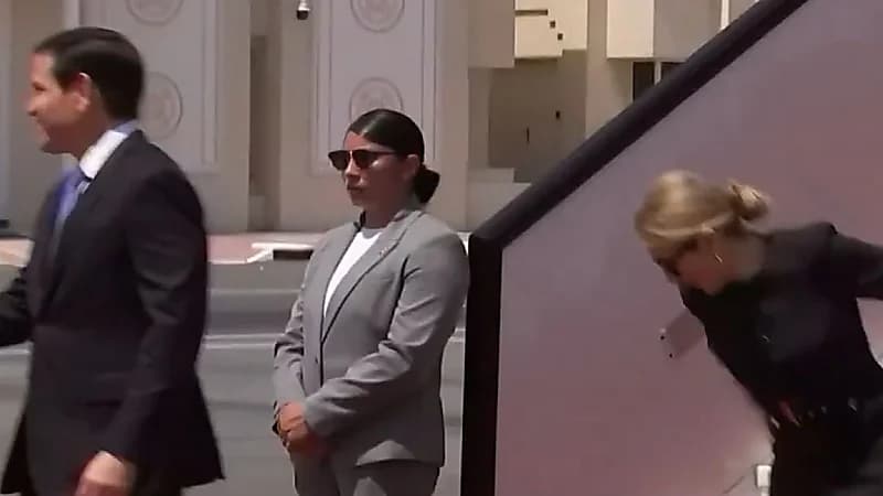 زوجة وزير الخارجية الأمريكي تنجو من السقوط خلال نزولها من طائرة في الدوحة.. فيديو