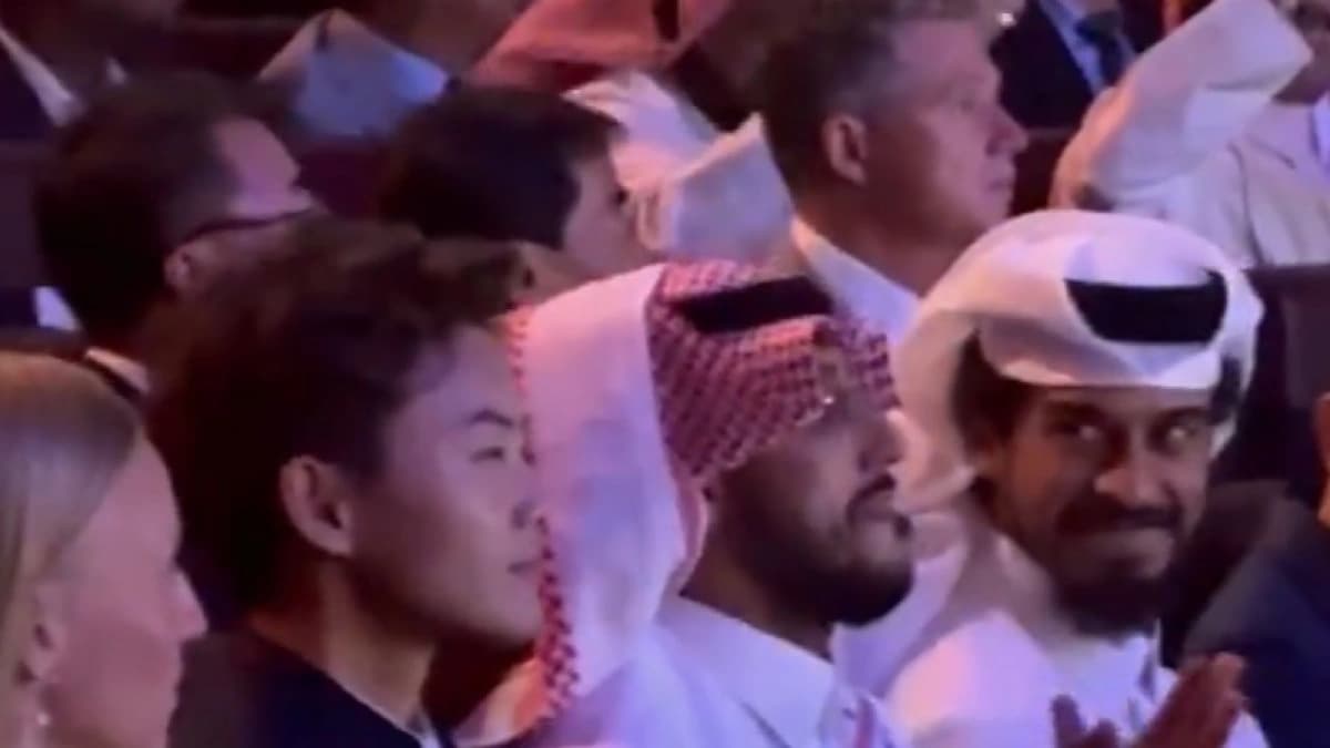 ردة فعل سالم الدوسري لحظة تتويجه بجائزة أفضل لاعب في آسيا .. فيديو