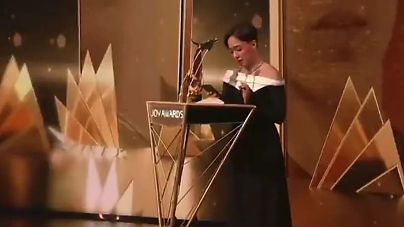 هتان السيف تخلع الكعب على الهواء قبل استلام جائزة أفضل رياضية .. فيديو